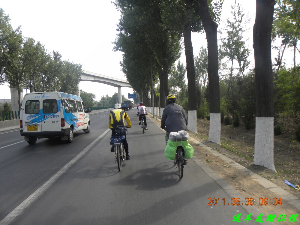 在枯柳树环岛我们和59人会合继续骑行