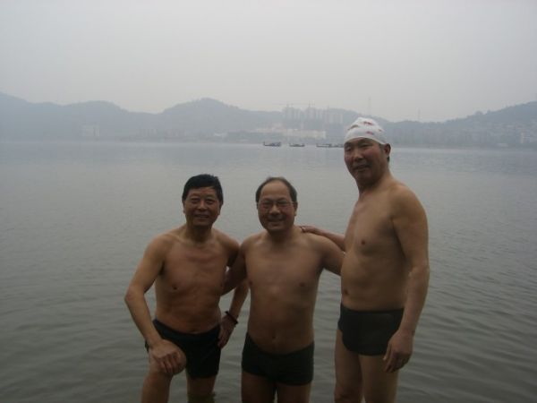 左  都市老农和泳友