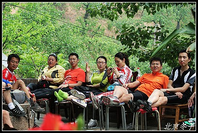 吃饱了靠墙根儿