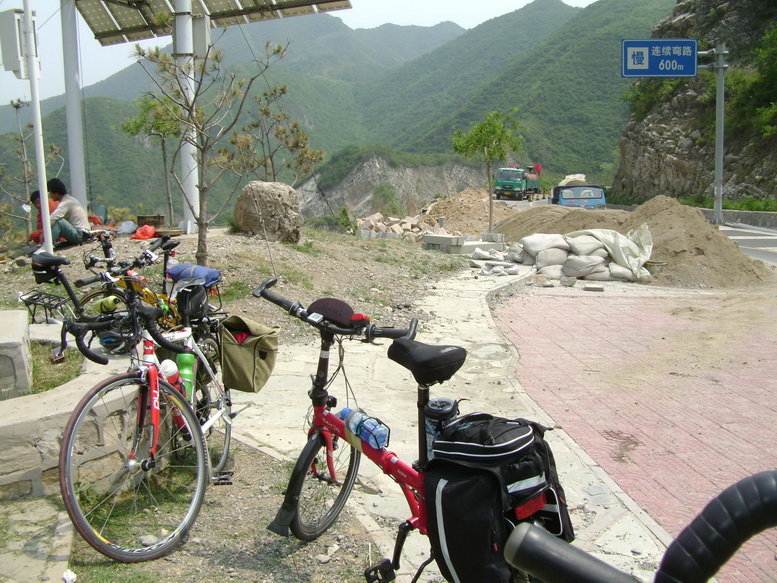 这是高芹路最高点。我们就从这里开始放坡那个爽只有爬坡的人才知道其中的含义。 ...