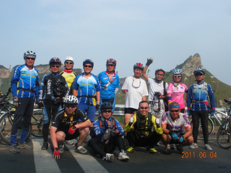 红井路最高点合影