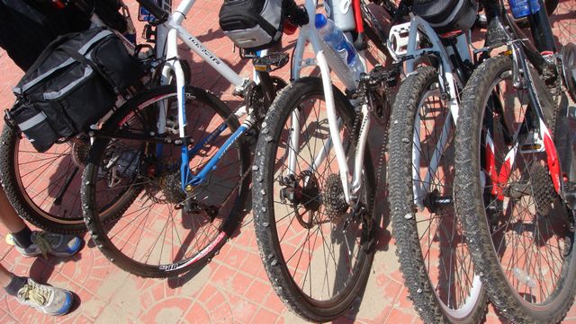 102国道在未经允许的情况下帮我们的轮胎穿上了铠甲。