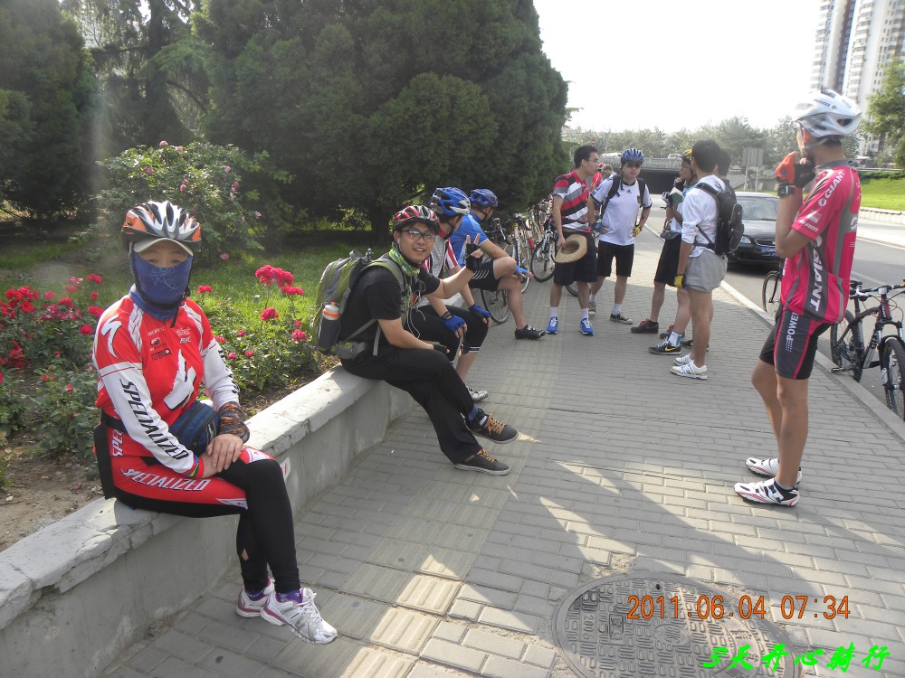 梦珊，另一边的是东方红的