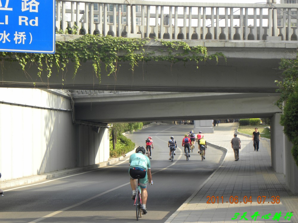 有好几拨车友从这经过