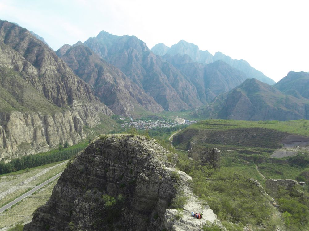 远处的村子就是向阳口