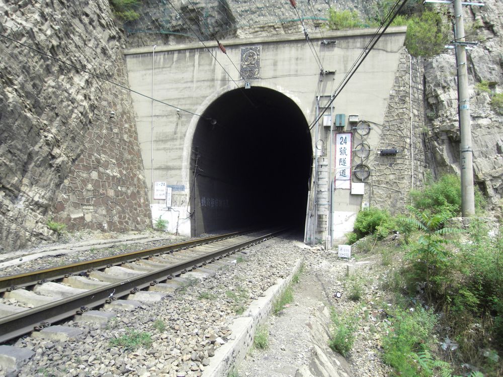 穿过一个654米得隧道不是最长的 却是最黑的 黑洞一样