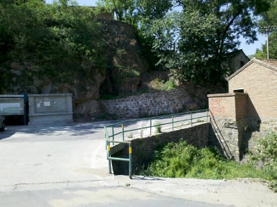 最容易走错的路口，大家注意一定是走上坡那边