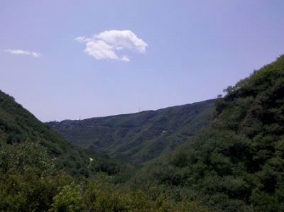 通往阳台山路上回看妙顶