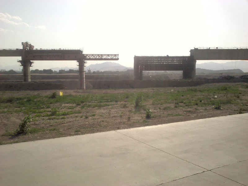 京石高铁与远处的千灵山