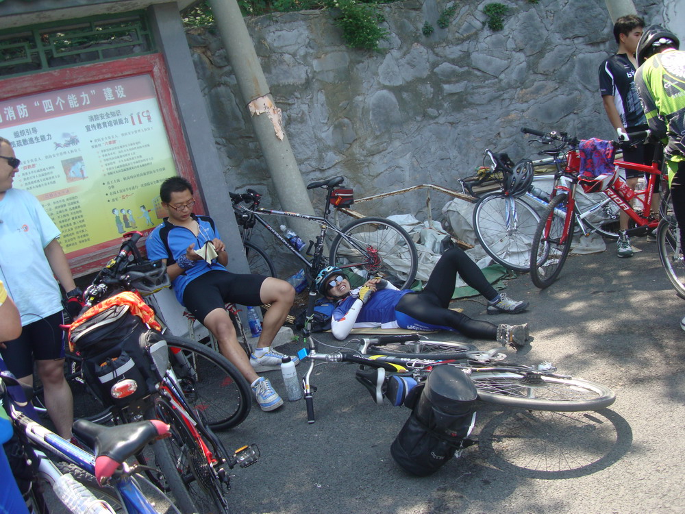 秒顶随风老大和唯一在休息，随风老大很会放松的。。。