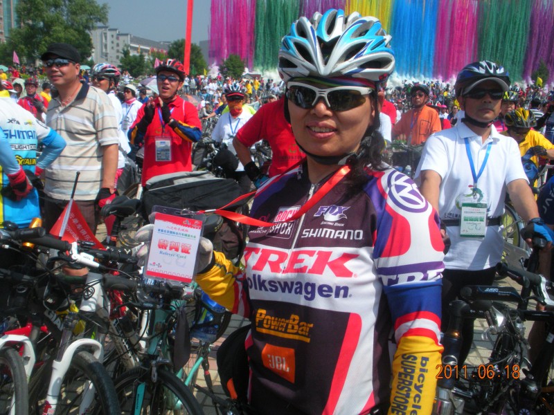 别人戴的是运动员证，只有满队是裁判证