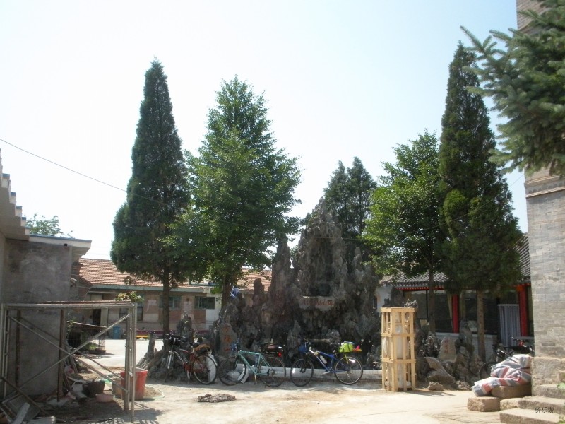 声明玛利亚的石像还没有安装好