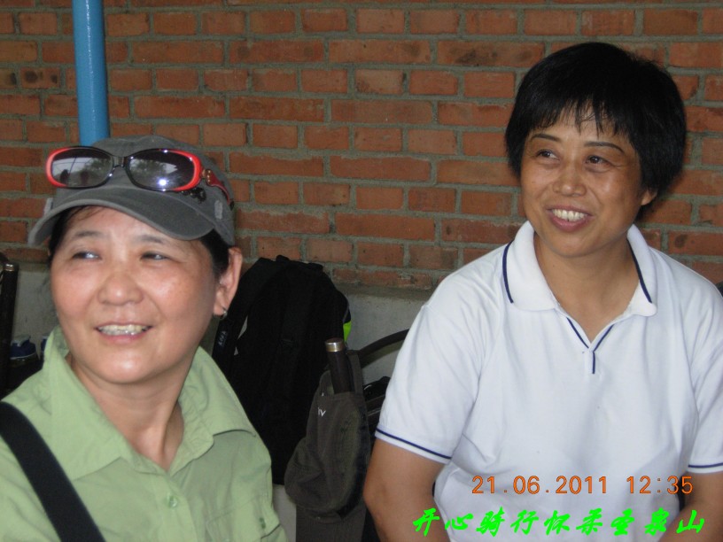 左面的是徒步的前辈，徒步到过西藏。