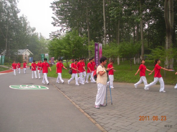 徒步者参加活动