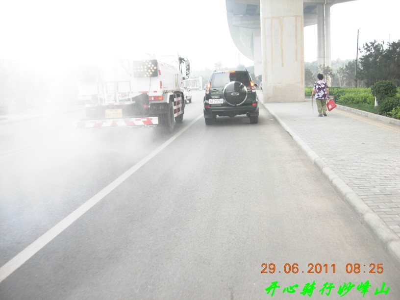 在喷着水雾的清洁车