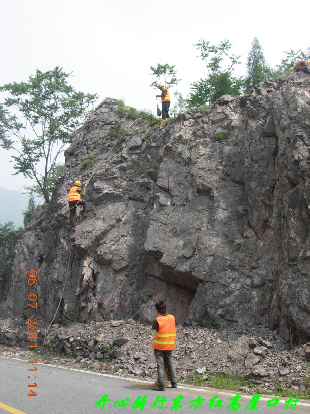 清理浮石的养路工