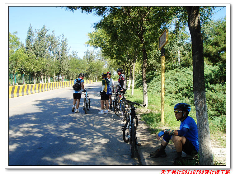 听说“爬山达人”摔车了，车友们在马路边等消息