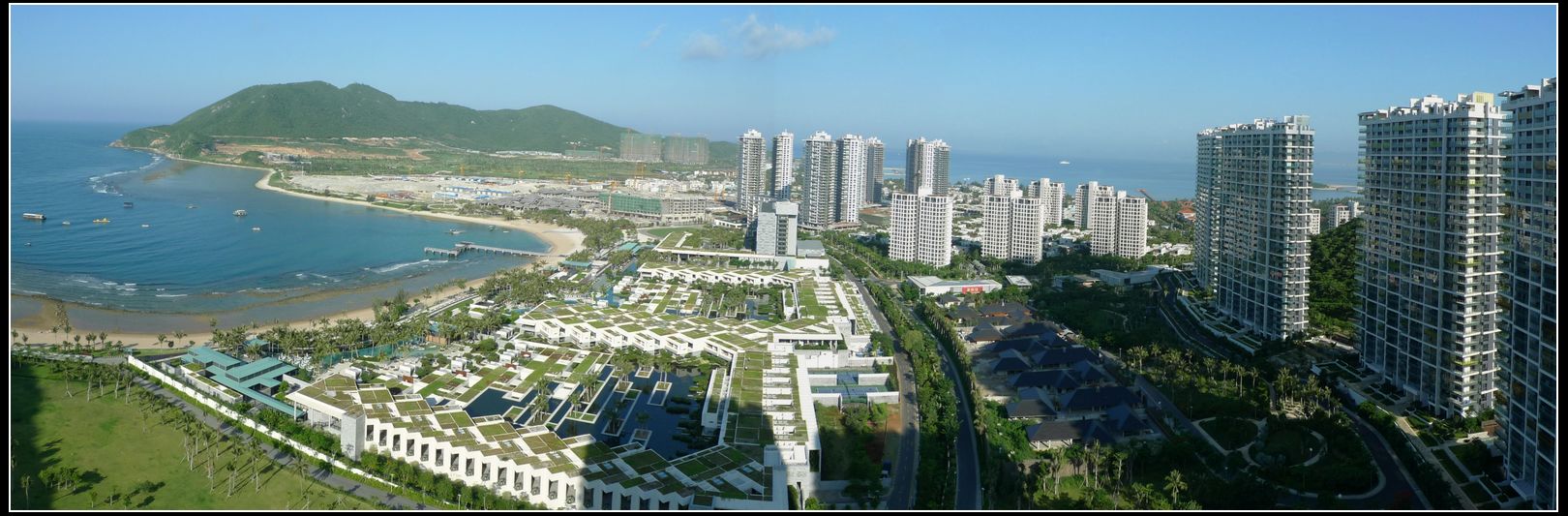 半山半岛酒店区域全景，图左边是大东海右边是三亚湾