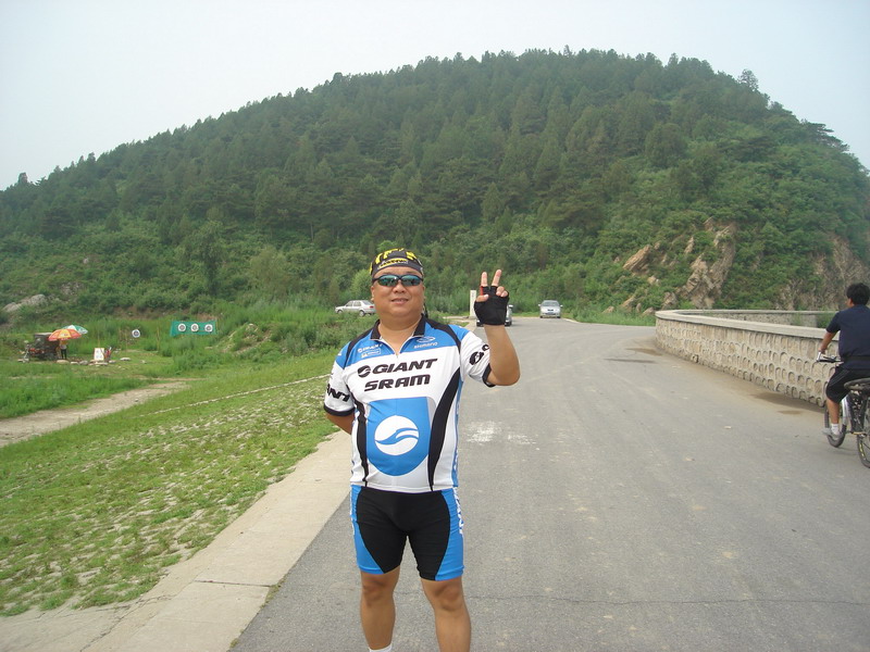 老拽伸出胜利手势