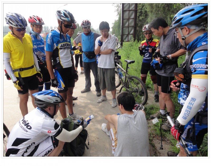 中暑了，大家伸出援助之手