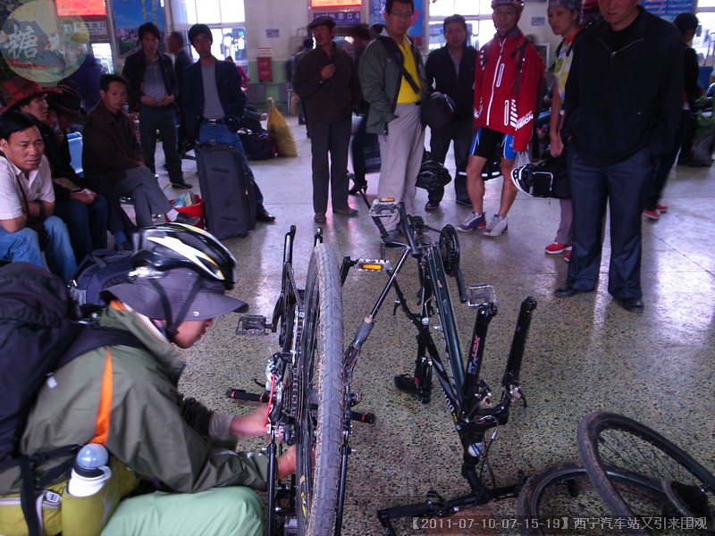 【2011-07-10-07-15-19】西宁汽车站又引来围观.jpg