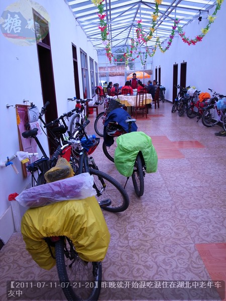 【2011-07-11-07-21-20】昨晚就开始混吃混住在湖北中老年车友中.jpg