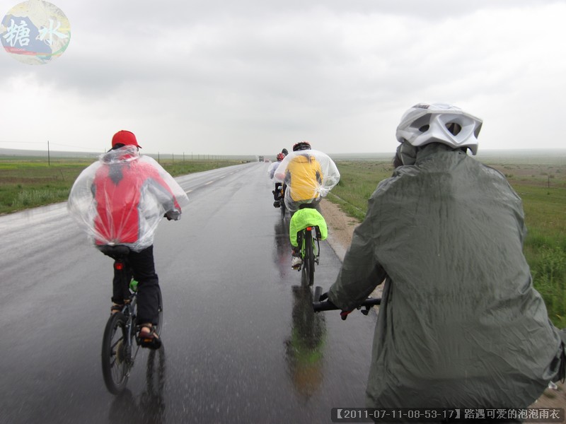 【2011-07-11-08-53-17】路遇可爱的泡泡雨衣.jpg