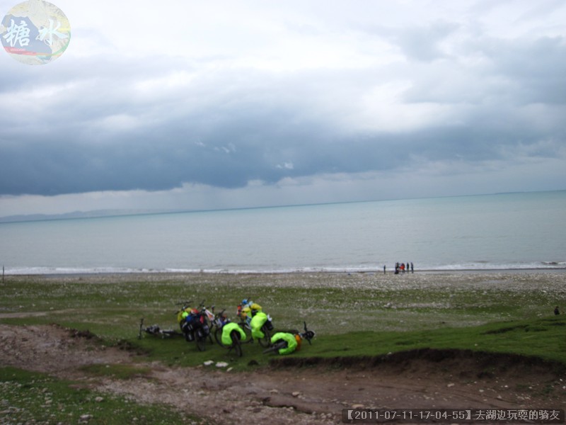 【2011-07-11-17-04-55】去湖边玩耍的骑友.jpg