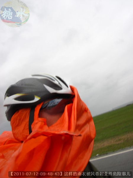 【2011-07-12-09-48-43】这样的雨衣被风卷起是件危险事儿.jpg