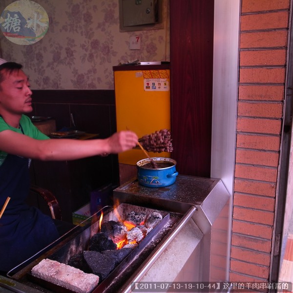 【2011-07-13-19-10-44】这里的羊肉串刷酱的.jpg