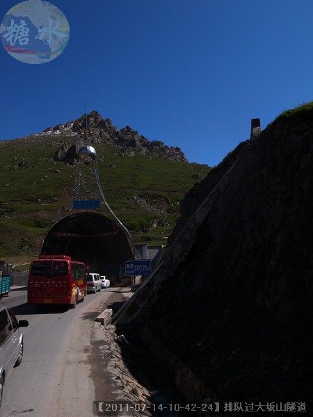【2011-07-14-10-42-24】排队过大坂山隧道.jpg
