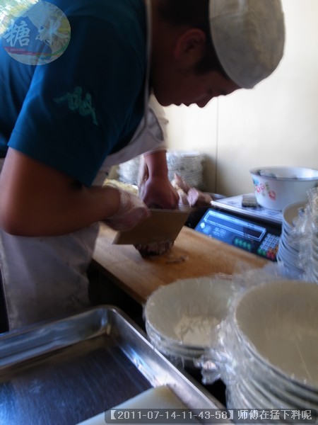 【2011-07-14-11-43-58】师傅在猛下料呢.jpg