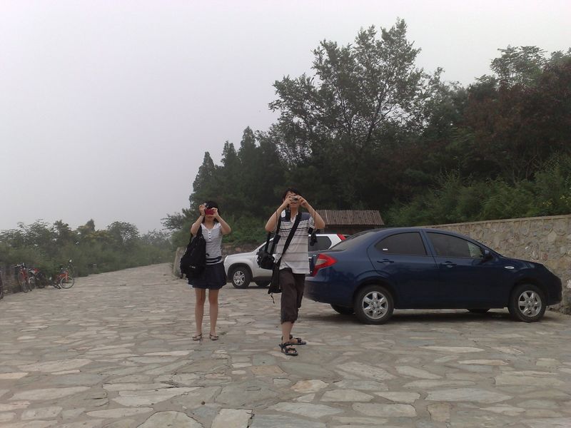 千灵山遇到热心的小俩口为我们照相，谢谢。。。