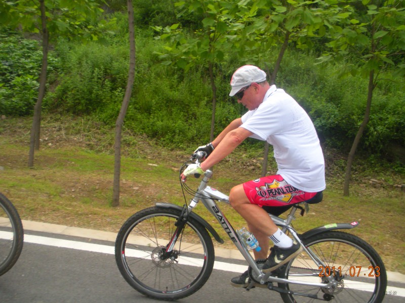 车协主席不戴头盔