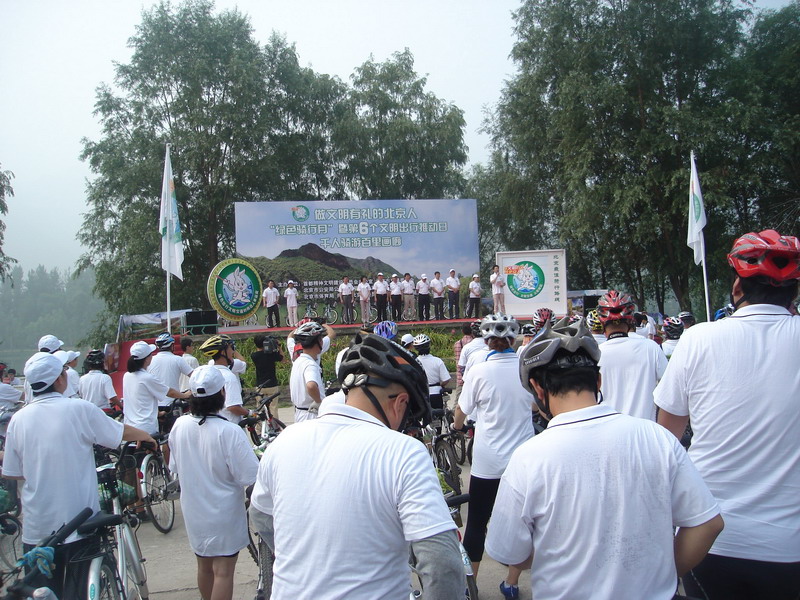 领导终于来了，可车友们已被晒得蔫头耷脑。