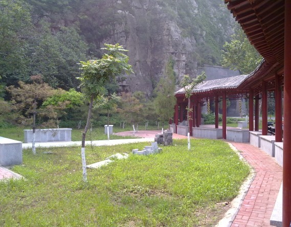 担礼隧道口的长廊