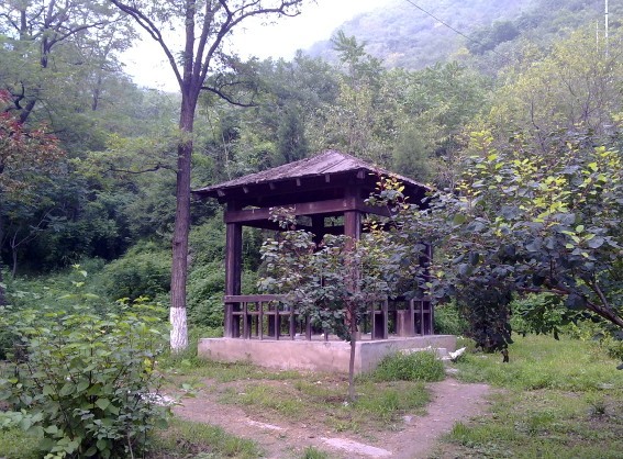 隧道口的破旧凉亭