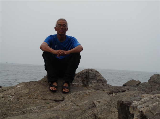 20烟台山海边礁石上.jpg