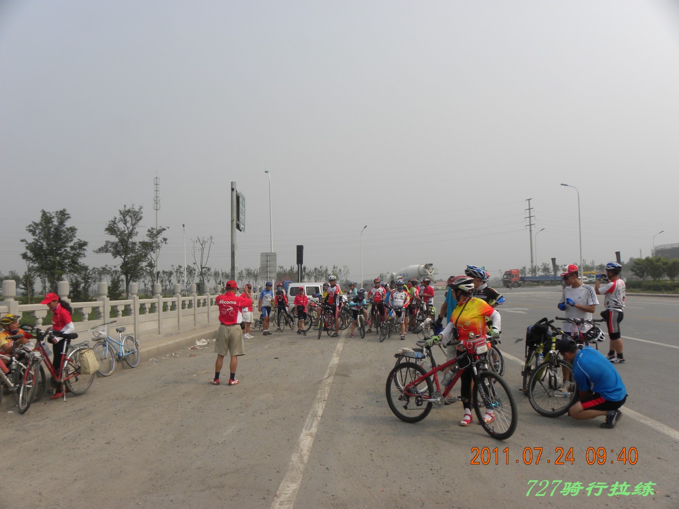 左面两位穿红色上衣的是天津车友