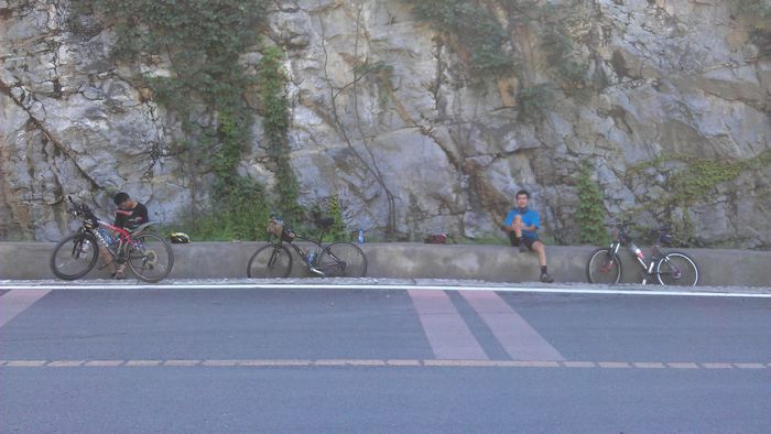 哥仨素不相识却有统一个目标