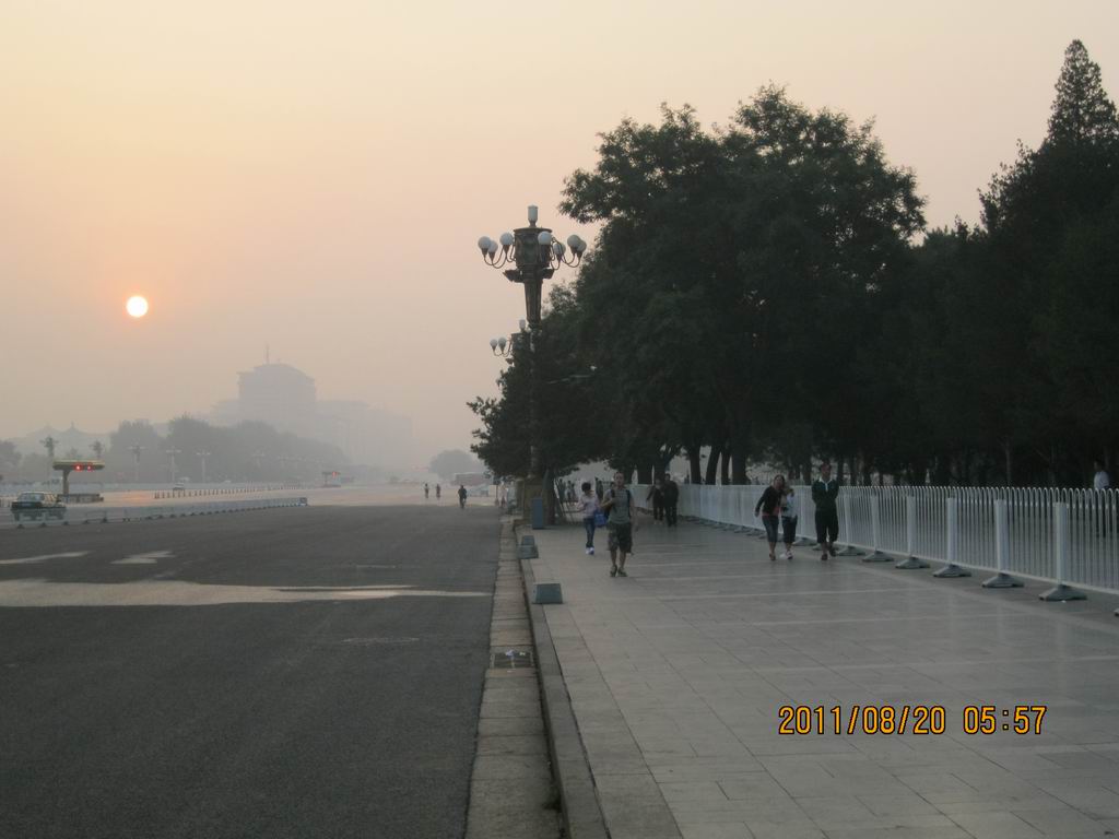 很早就有行人了，