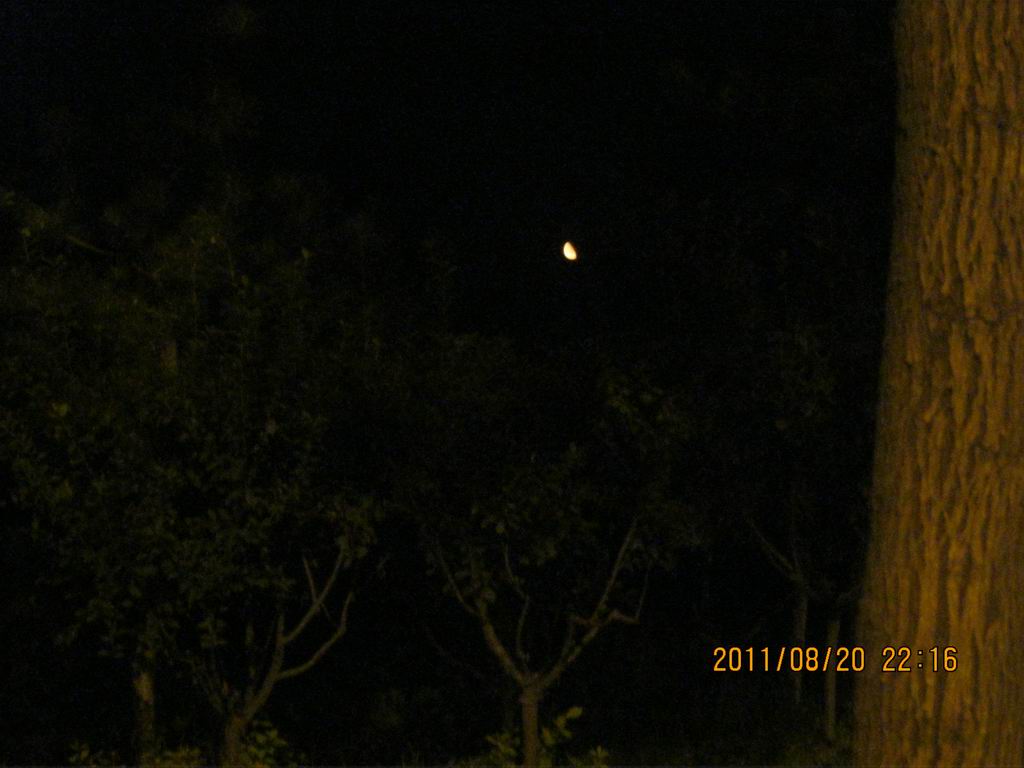 今天的月亮不是很圆，不过看了就有些想家，继续上路