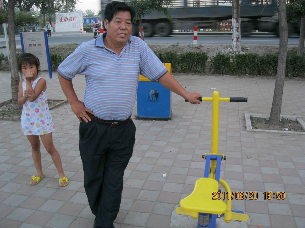 大叔和他的孙女，大叔曾单日250公里12小时