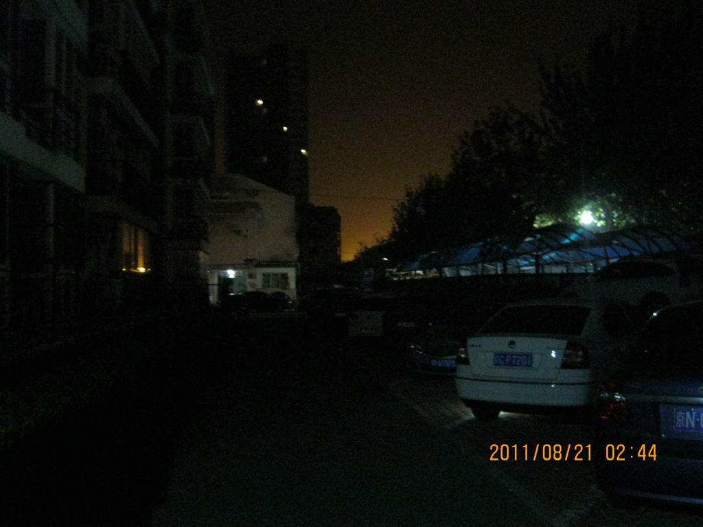 小区很静保安都睡了