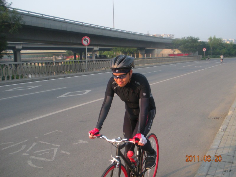 众多骑友陆续到达集合地点