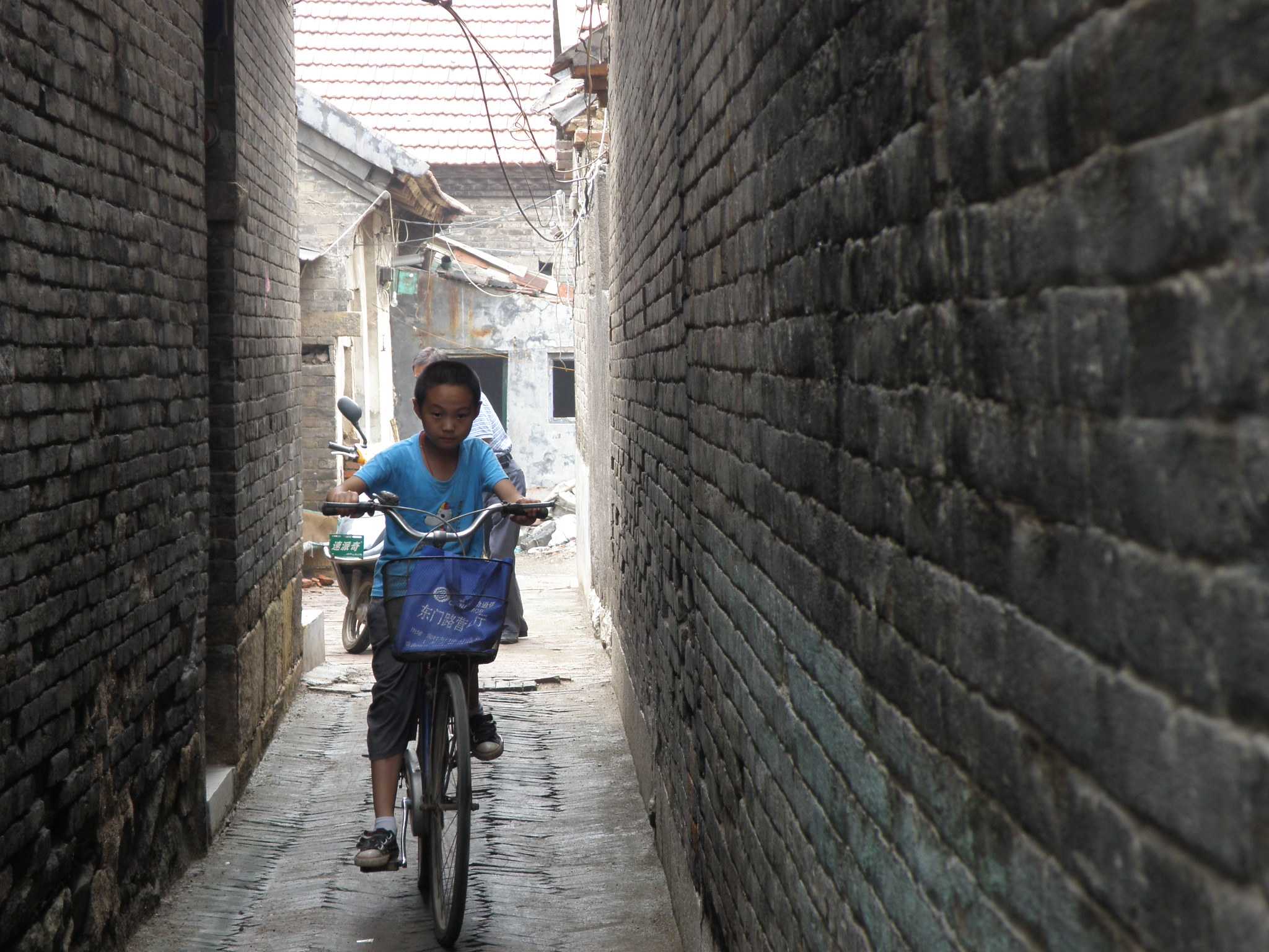 汽车穿胡同的小孩