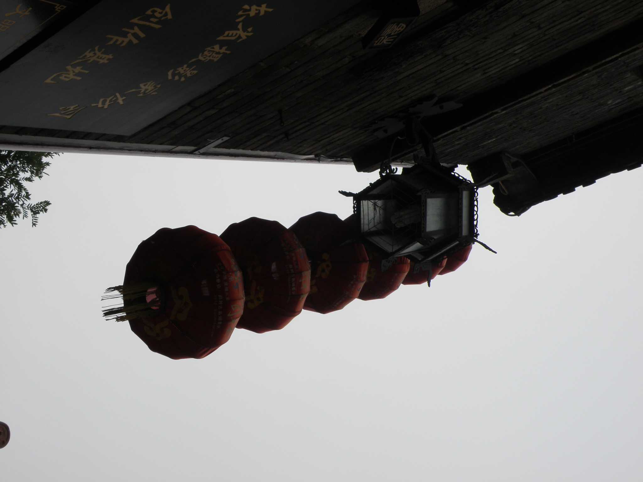 墙上的一串大红灯笼