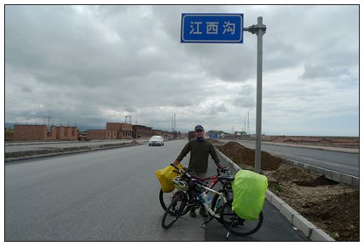 相比之下，江西沟又太破落。幸好俺们本来也没打算在这里歇脚。