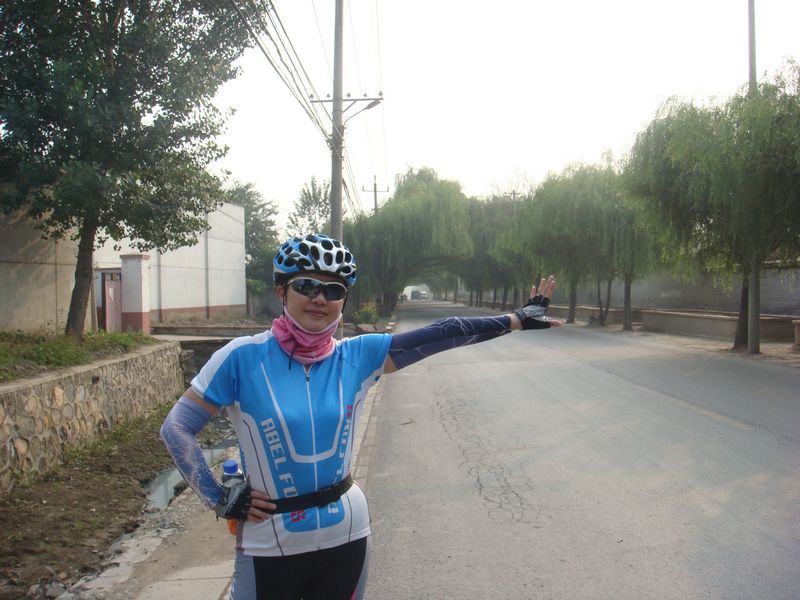 大灰厂村里的柳树林经过园林工人修剪像个隧道，很好看。