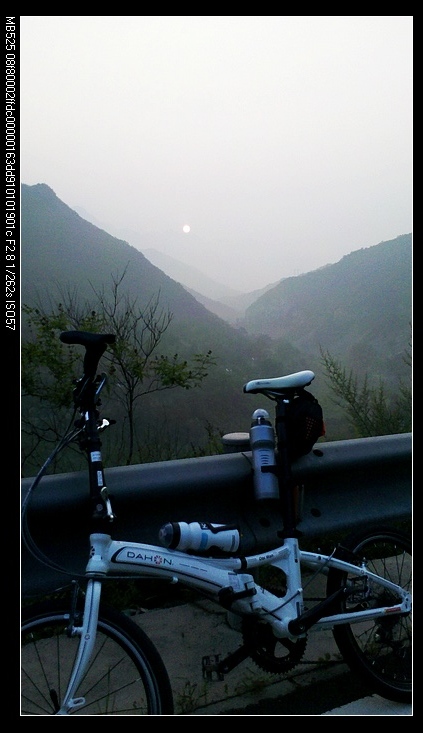 【半路上感觉胃里有些顶，估计是热身做的不够，活该，懒的下场啊，顺便拍了一下远方的日出，手机拍的效果真 ...